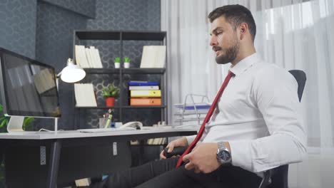 Exercises-that-can-be-done-in-the-office.--Correct-sitting-posture.